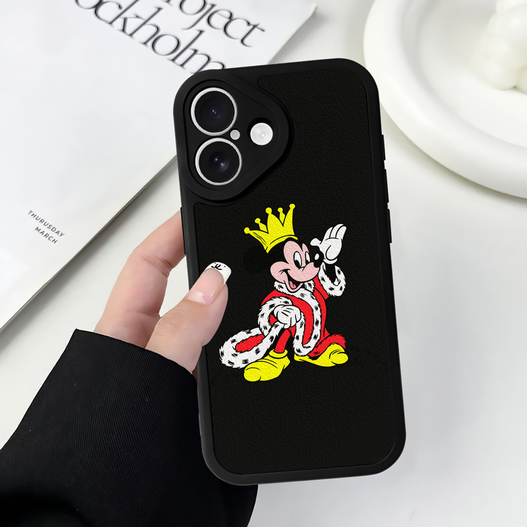 （画像用） ミッキーマウス Mickey Mouse 【iPhone 16シリーズ対応】シリコンスマホケース（レザー調） 材質：シリコン